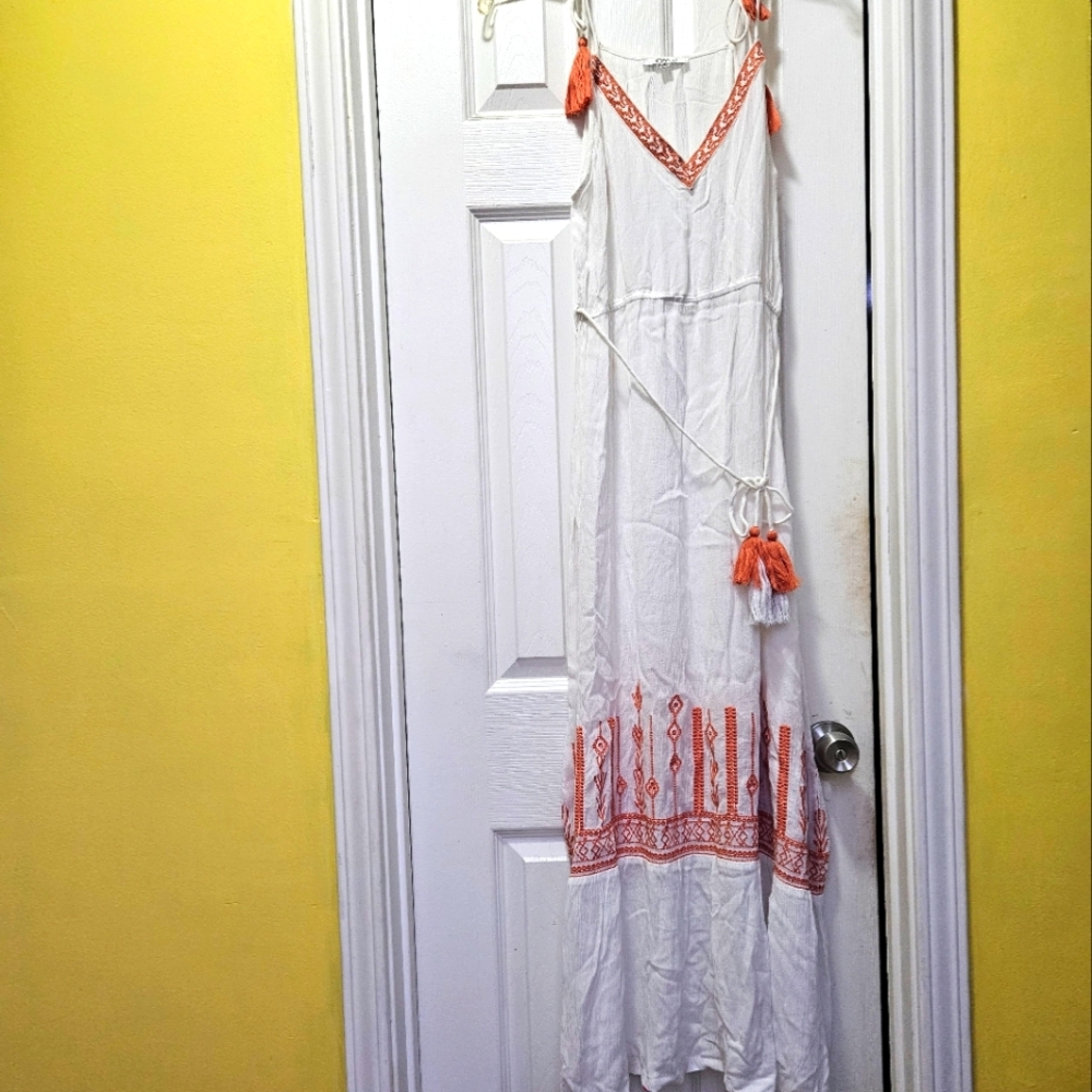 Q&A V Neck White Midi Dress